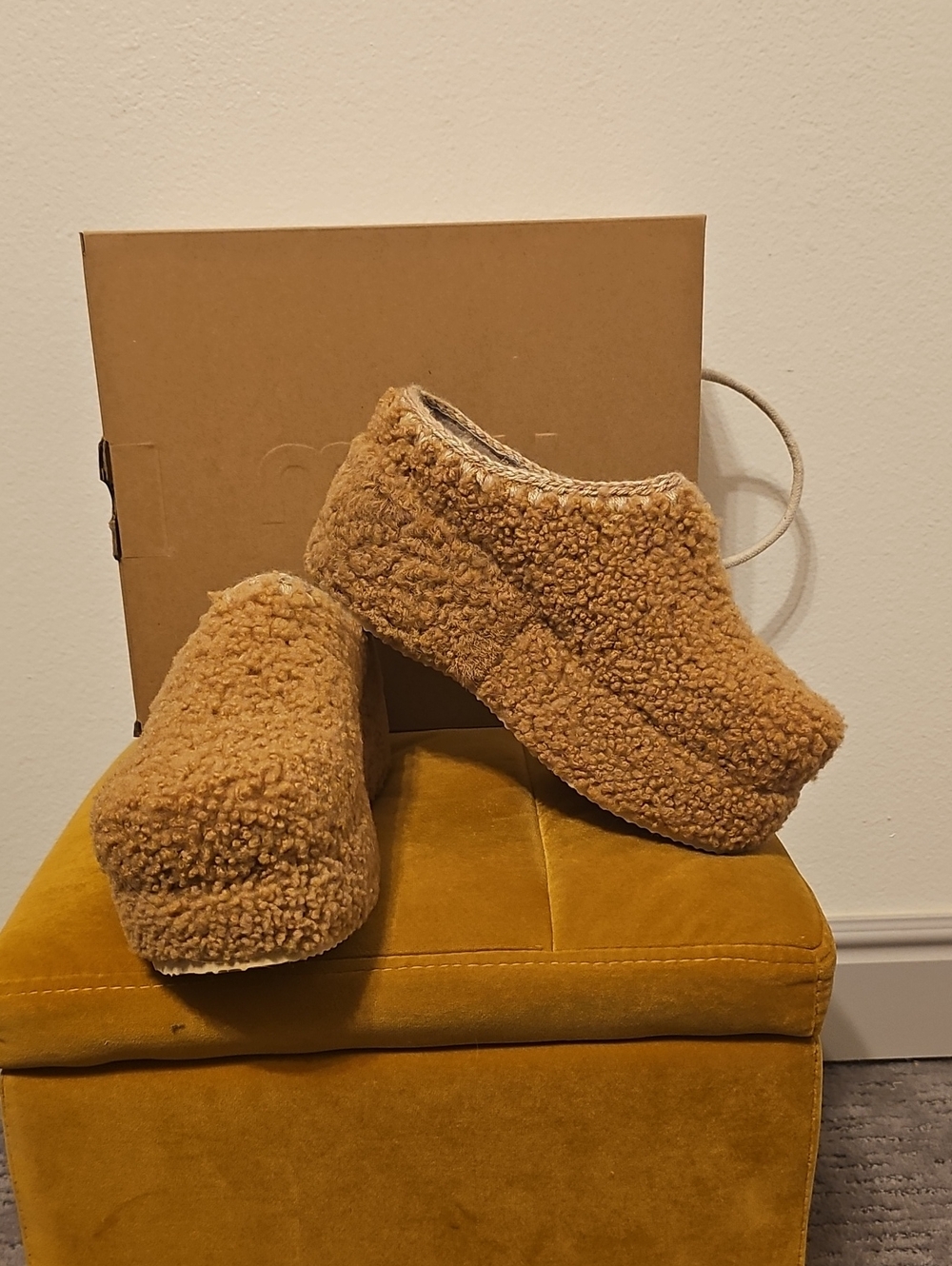●●MOU CURLY SHERPA  PLATFORM SLIP ON MULES NIB SIZE EU40/US9.5-10●●